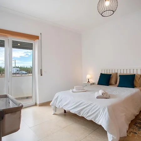 A O - Tina House Dom wakacyjny Ferrel (Leiria)