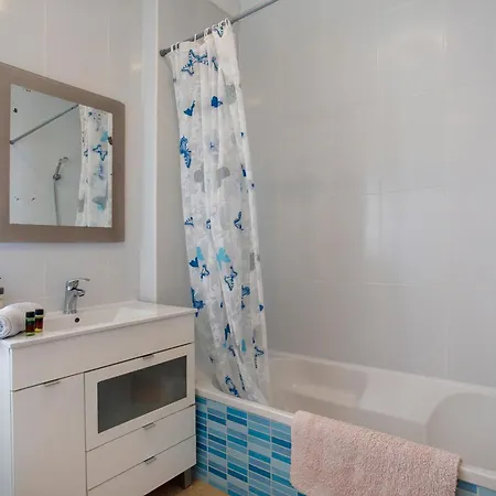 Dom wakacyjny A O - Tina House